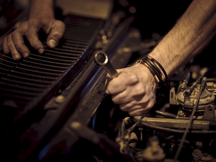 Mecanic reparând motorul unei mașini